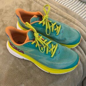 Hoka Clifton Kids - size 6 (fits women’s 7)